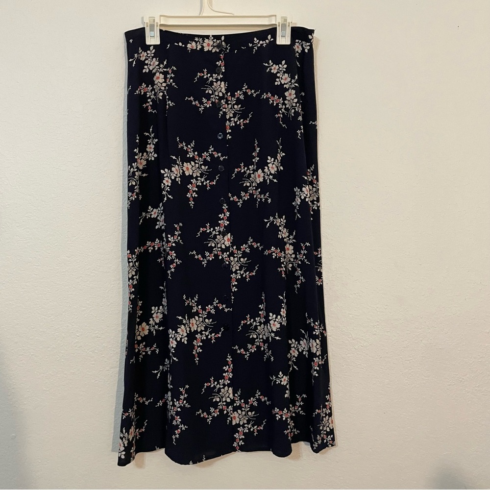 Liz Claiborne Villager’s petite Floral Navy Skirt size 16P 
Maxi feminine chic